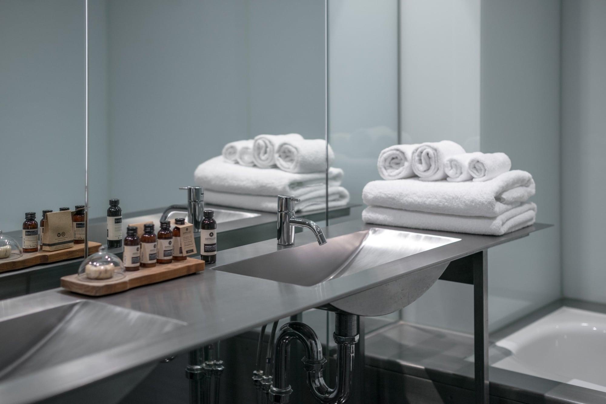 Adelphi Hotel Melbourne Bagian luar foto Bathroom