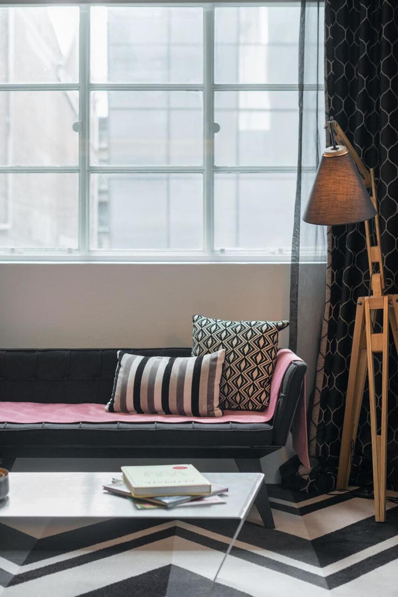Adelphi Hotel Melbourne Bagian luar foto A floor lamp