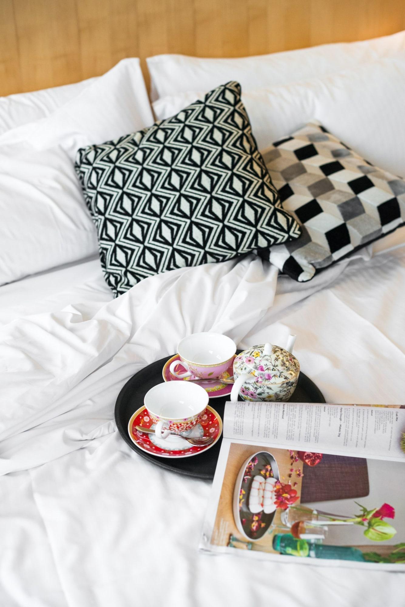 Adelphi Hotel Melbourne Bagian luar foto A bed with cushions