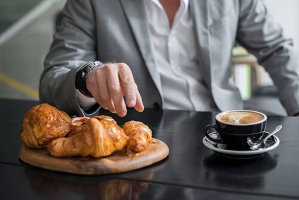 Adelphi Hotel Melbourne Bagian luar foto A man with a coffee and a pastry