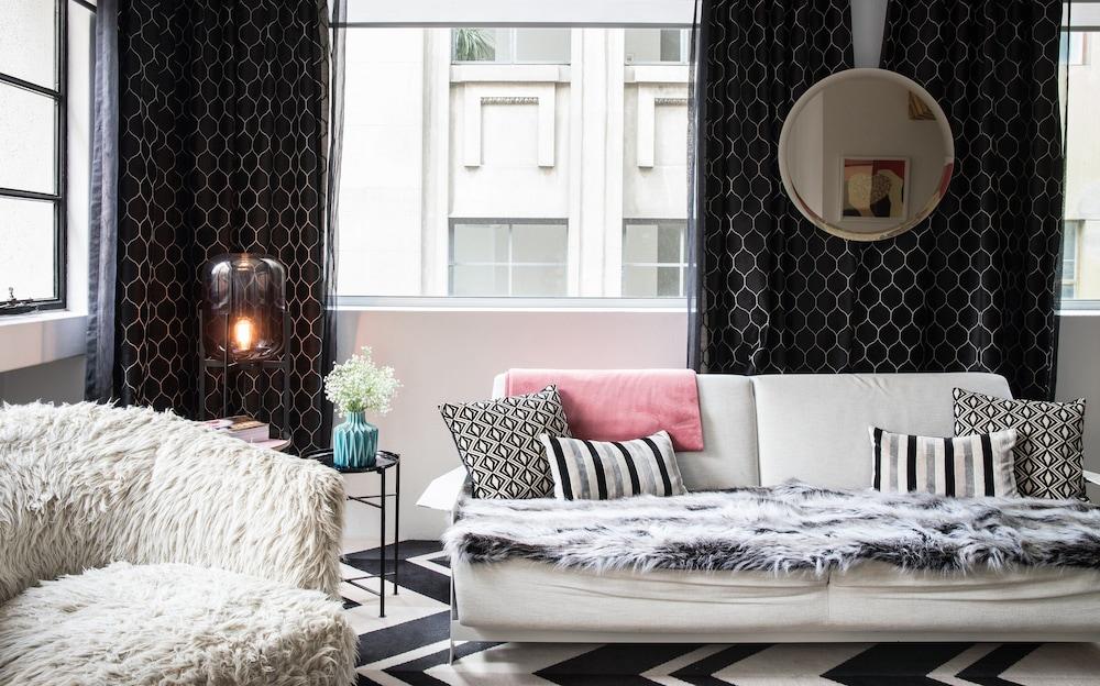 Adelphi Hotel Melbourne Bagian luar foto A living room with a black and white chequered floor