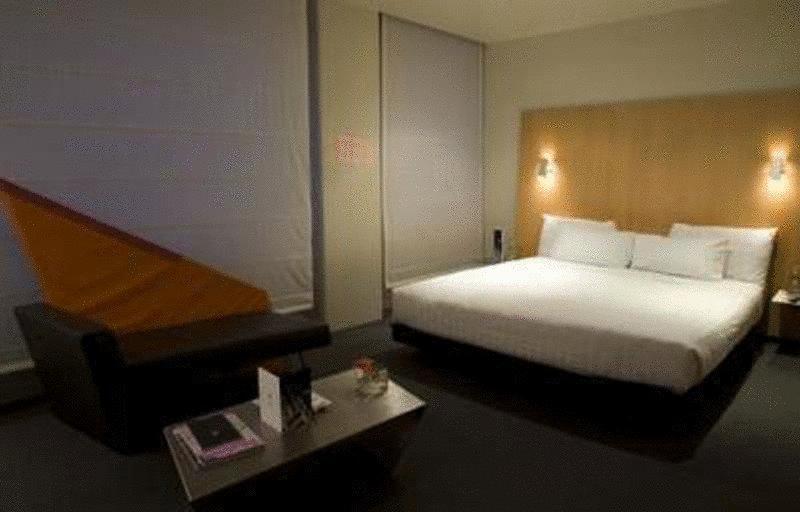 Adelphi Hotel Melbourne Ruang foto A room at the Standard East Village