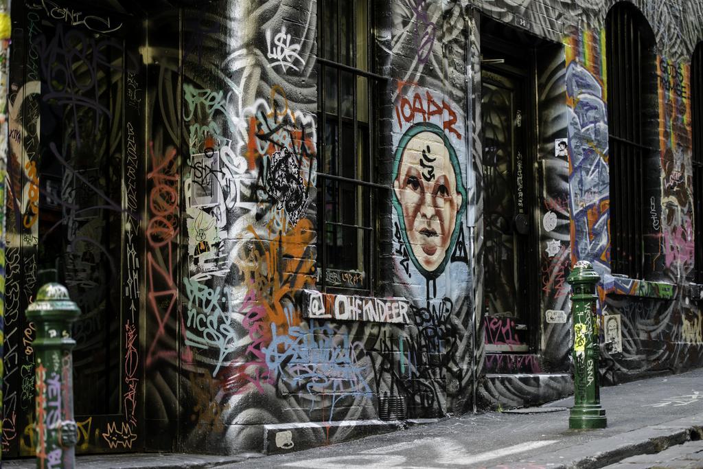 Adelphi Hotel Melbourne Bagian luar foto Graffiti in Soho, London