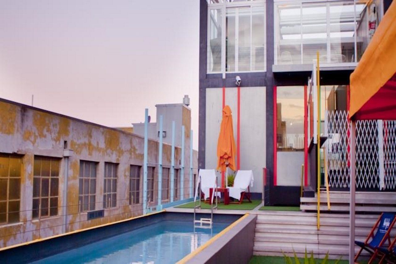 Adelphi Hotel Melbourne Bagian luar foto The rooftop pool at the hotel