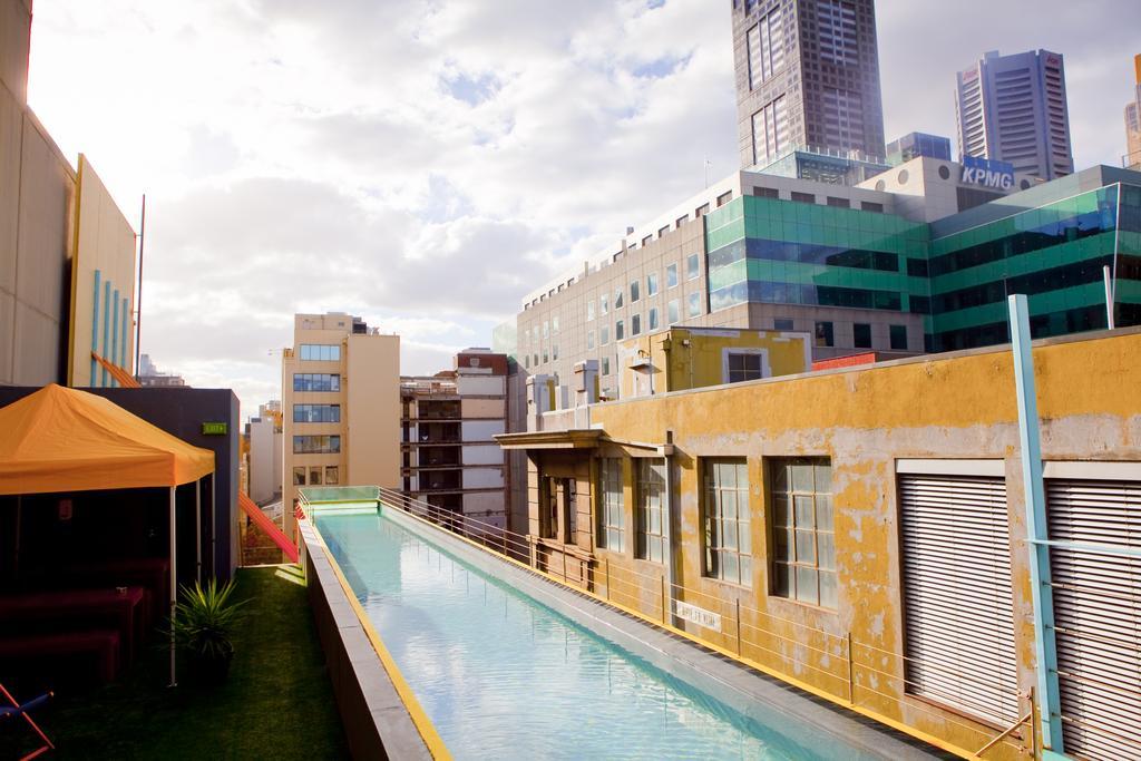Adelphi Hotel Melbourne Bagian luar foto The pool at the rooftop of the Standard East Village