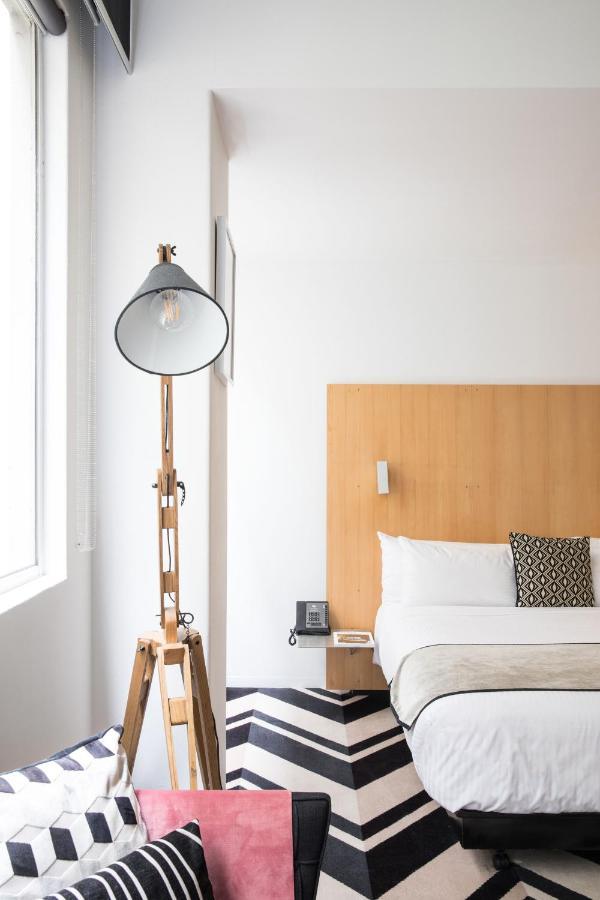 Adelphi Hotel Melbourne Bagian luar foto A floor lamp