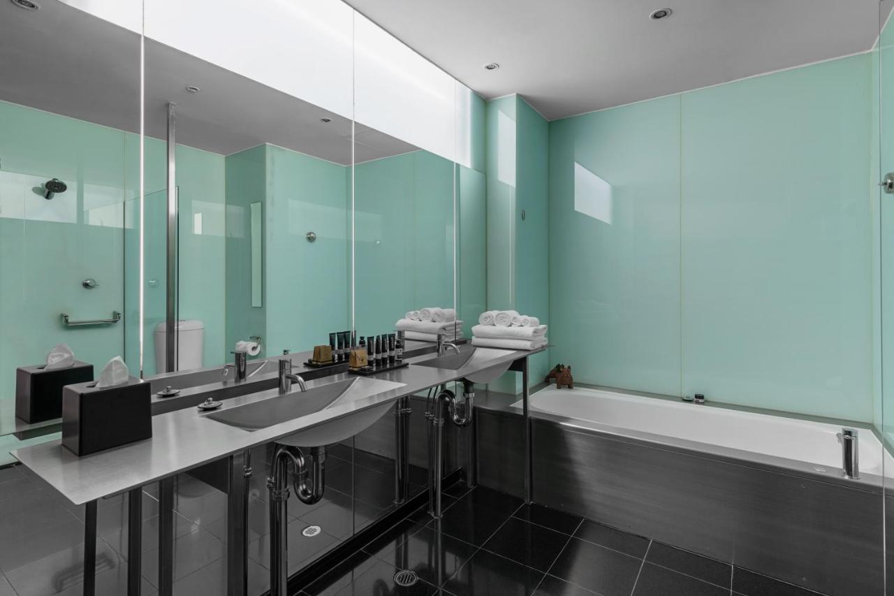 Adelphi Hotel Melbourne Bagian luar foto A bathroom